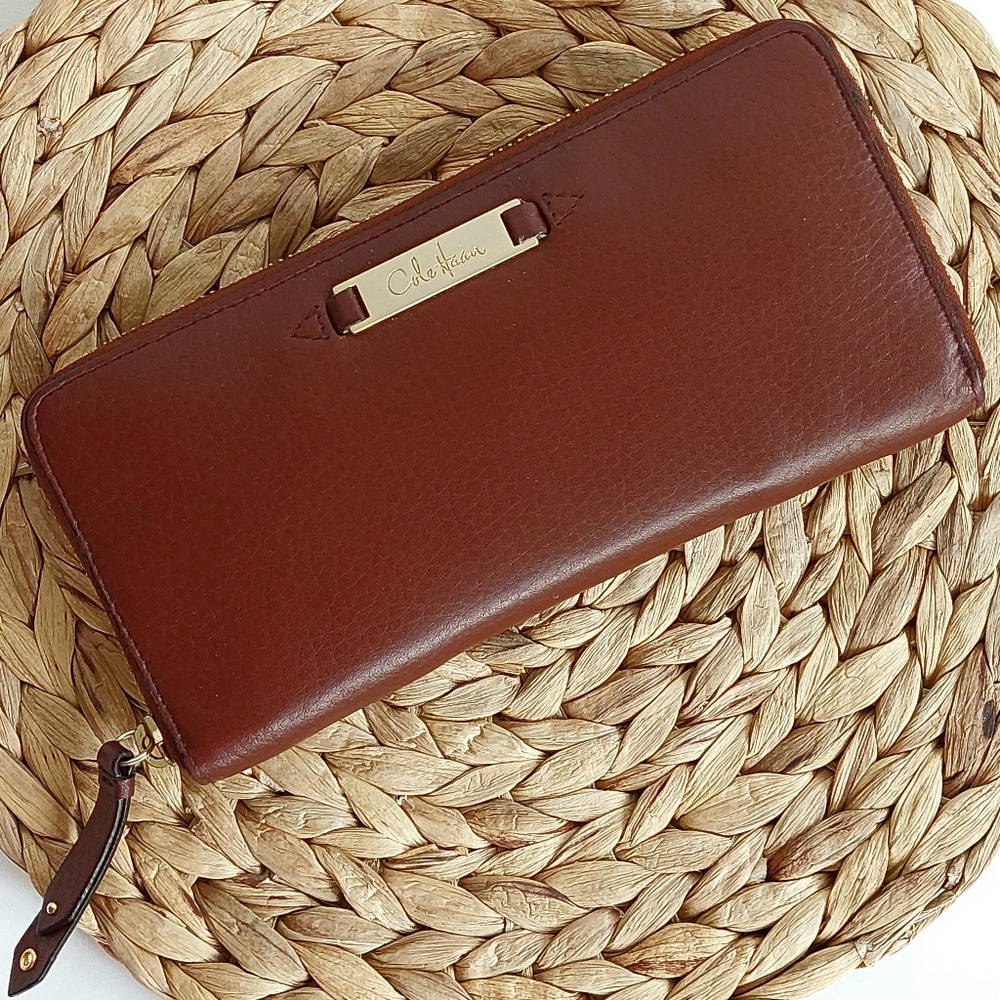 🪡Cole Haan Medium Brown Leather Zip Around Wallet